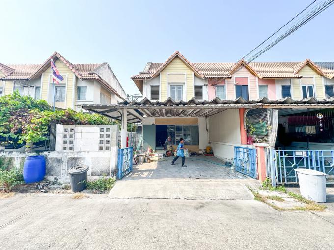 (* ติดจอง) (* กำลังรีโนเวท) ขายบ้าน ทาวน์เฮ้าส์สองชั้น มือ 2 แฟมิลี่แลนด์ ตำบล นาป่า อำเภอเมืองชลบุรี ชลบุรี JS-327